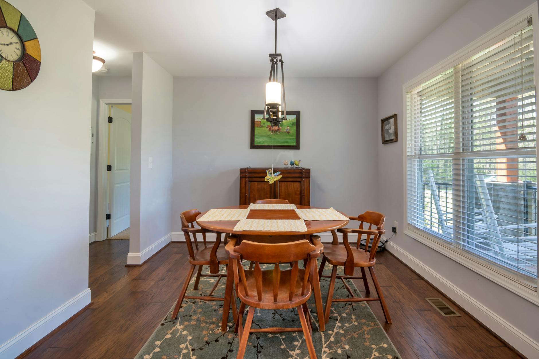 Jadalnia z drewnianym stołem w naturalnym świetle