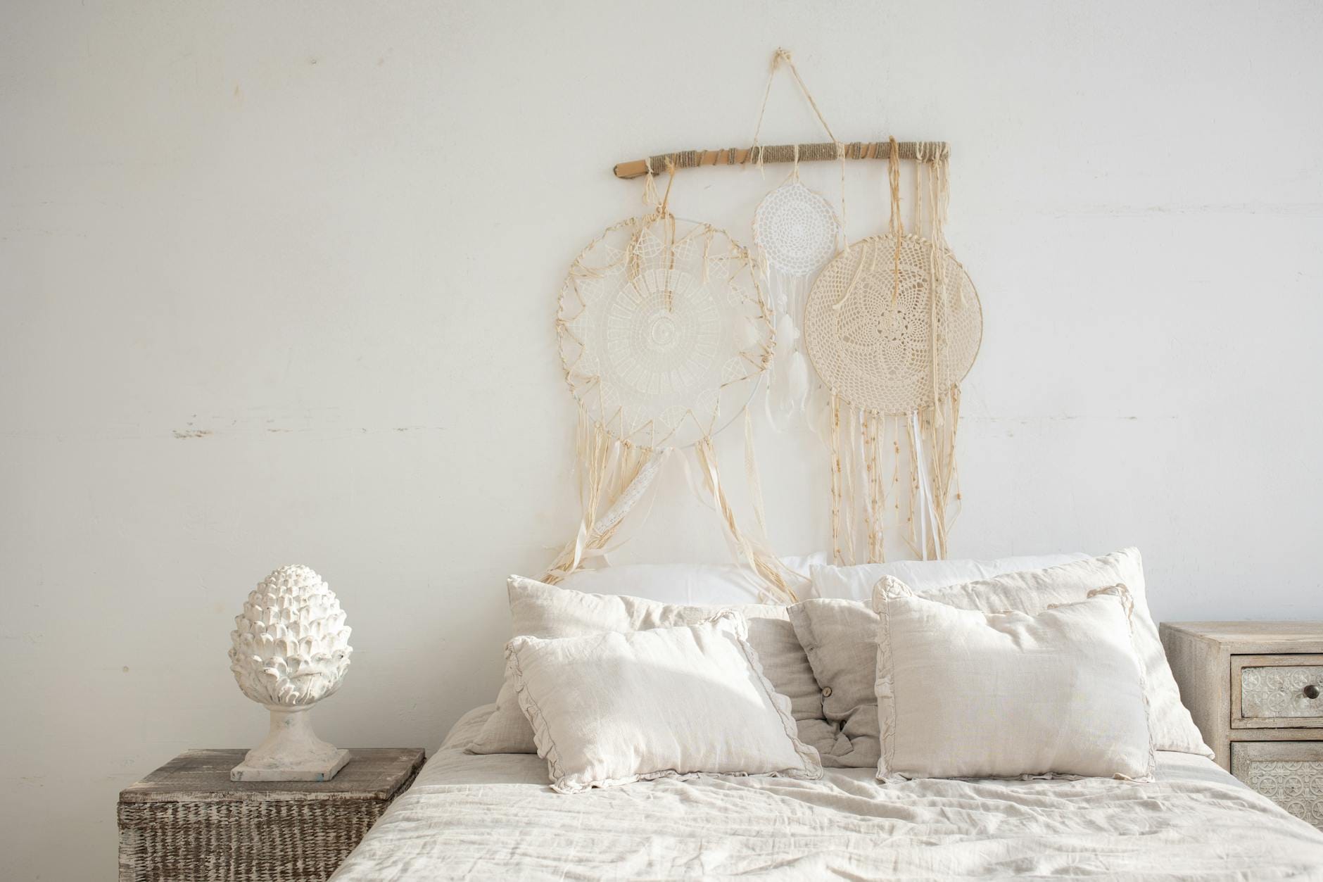 Rustyczna sypialnia boho z ł dreamcatcherem i białą pościelą