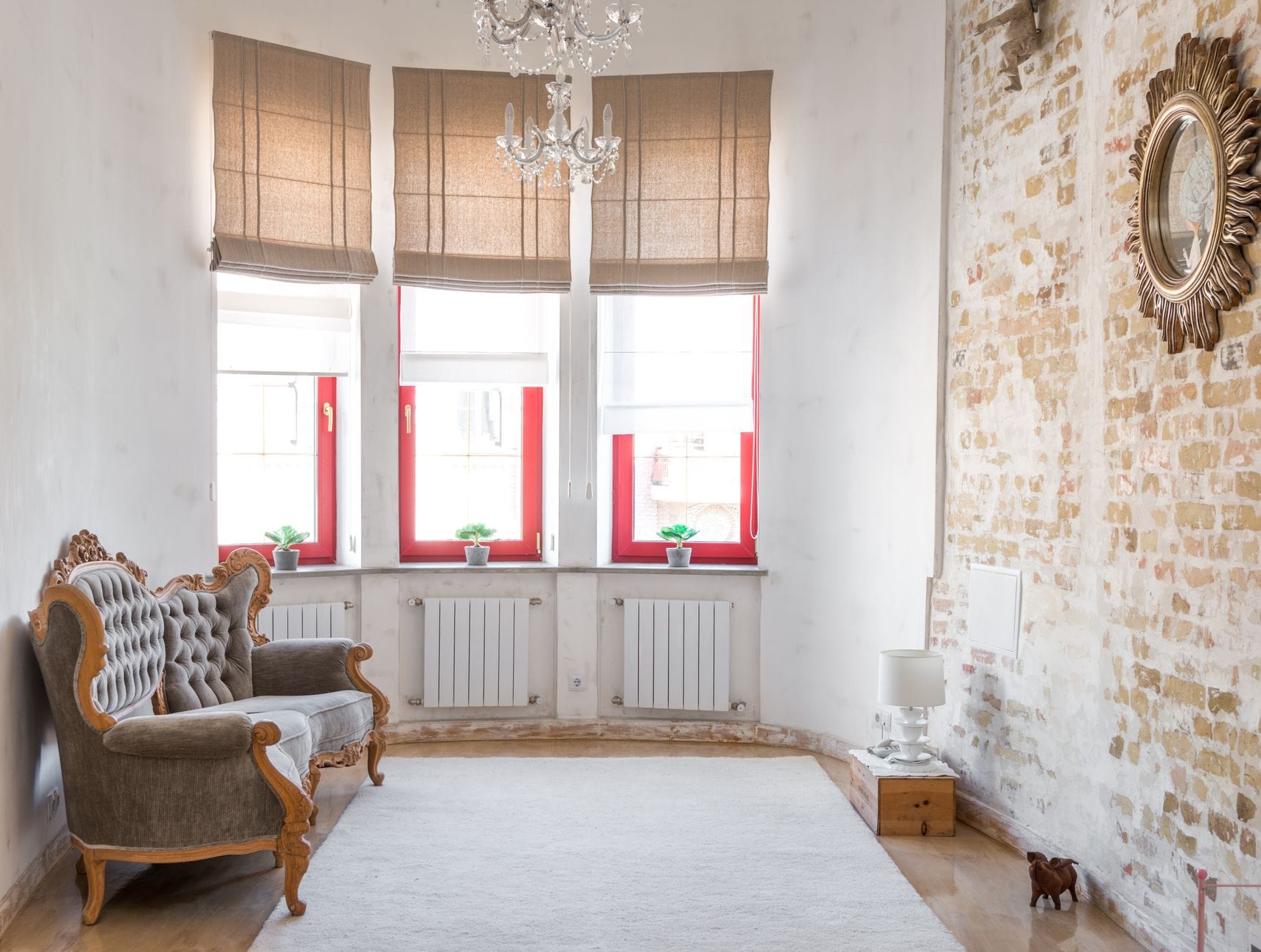 Klasyczny salon z eleganckim fotelem, żyrandolem i drewnianymi akcentami