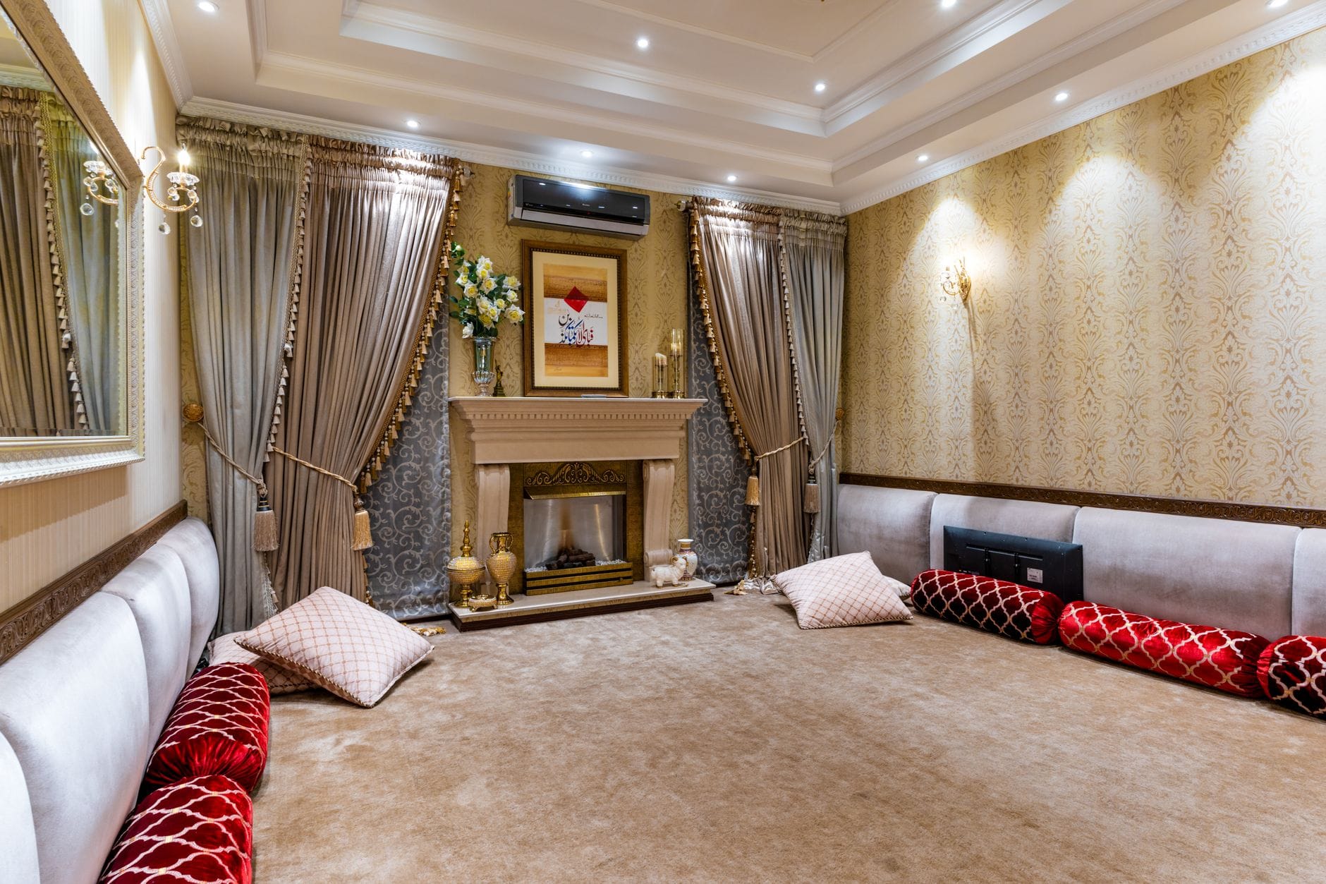 Elegancki salon z drewnem i welurem: inspiracje do stworzenia przytulnej bazy Luksusowy tradycyjny salon z ozdobnym kominkiem i welurowymi poduszkami