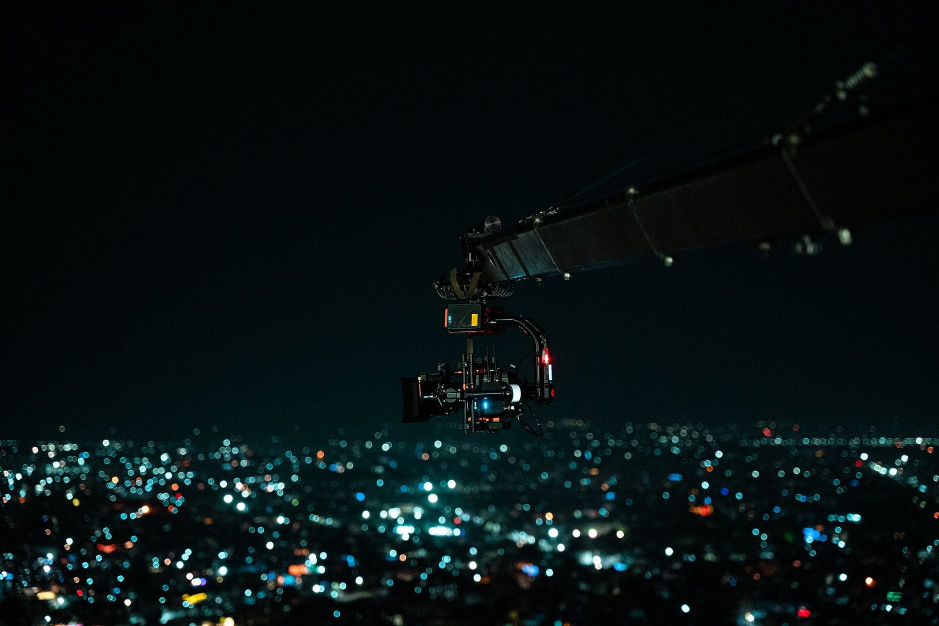 Nocna panorama miasta filmowana z drona Nocna panorama miasta filmowana z drona