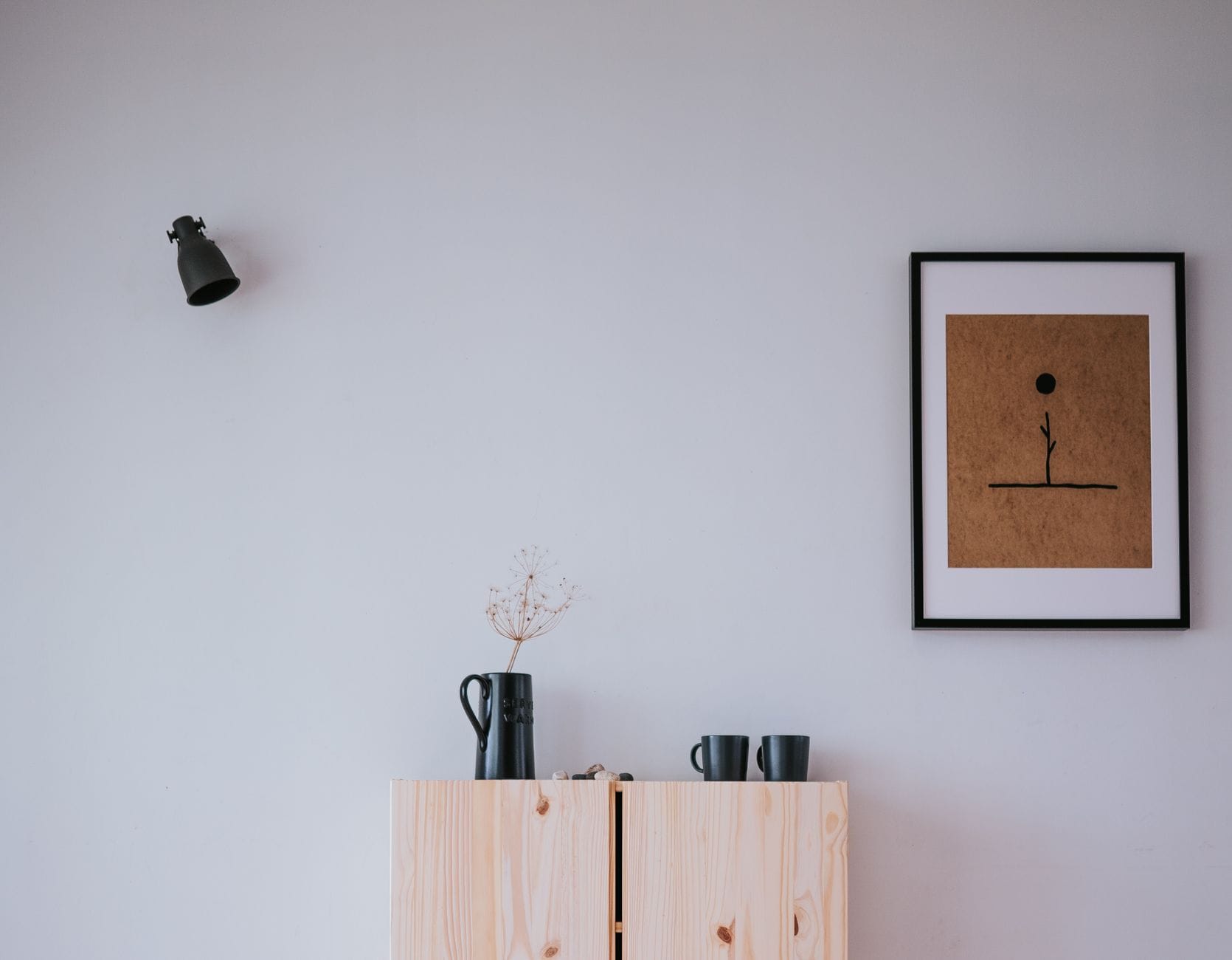 Wnętrze w stylu japandi z jasnym drewnem i minimalistycznymi meblami