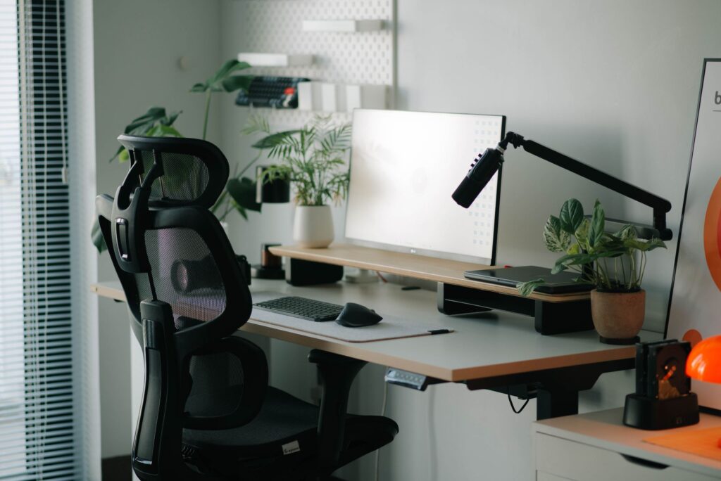 Ergonomiczne krzesło przy biurku w domowym gabinecie z roślinami