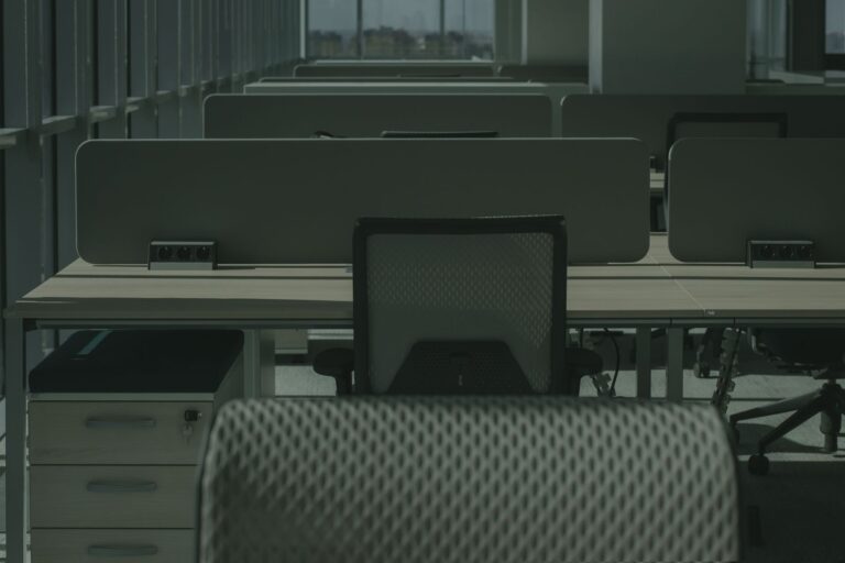 Nowoczesne biuro z pustymi biurkami i krzesłami ergonomicznych stanowisk pracy